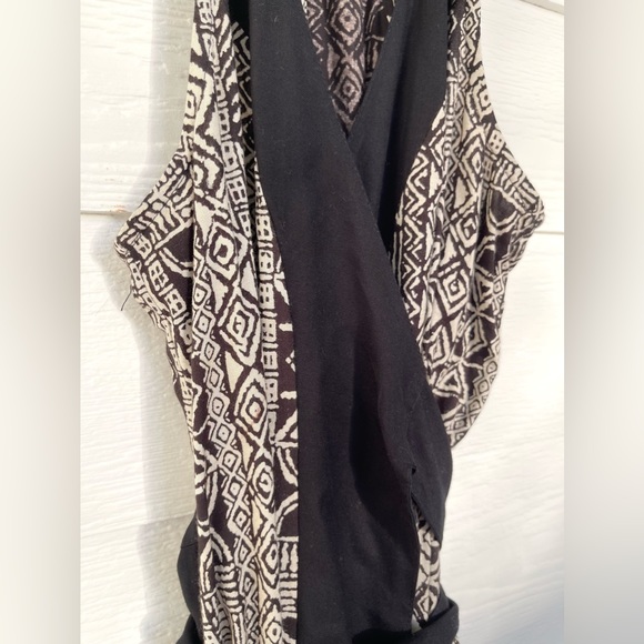 Urban Outfitters wrap dress in black and tan. Size small (fits like XS/S) - Picture 4 of 8